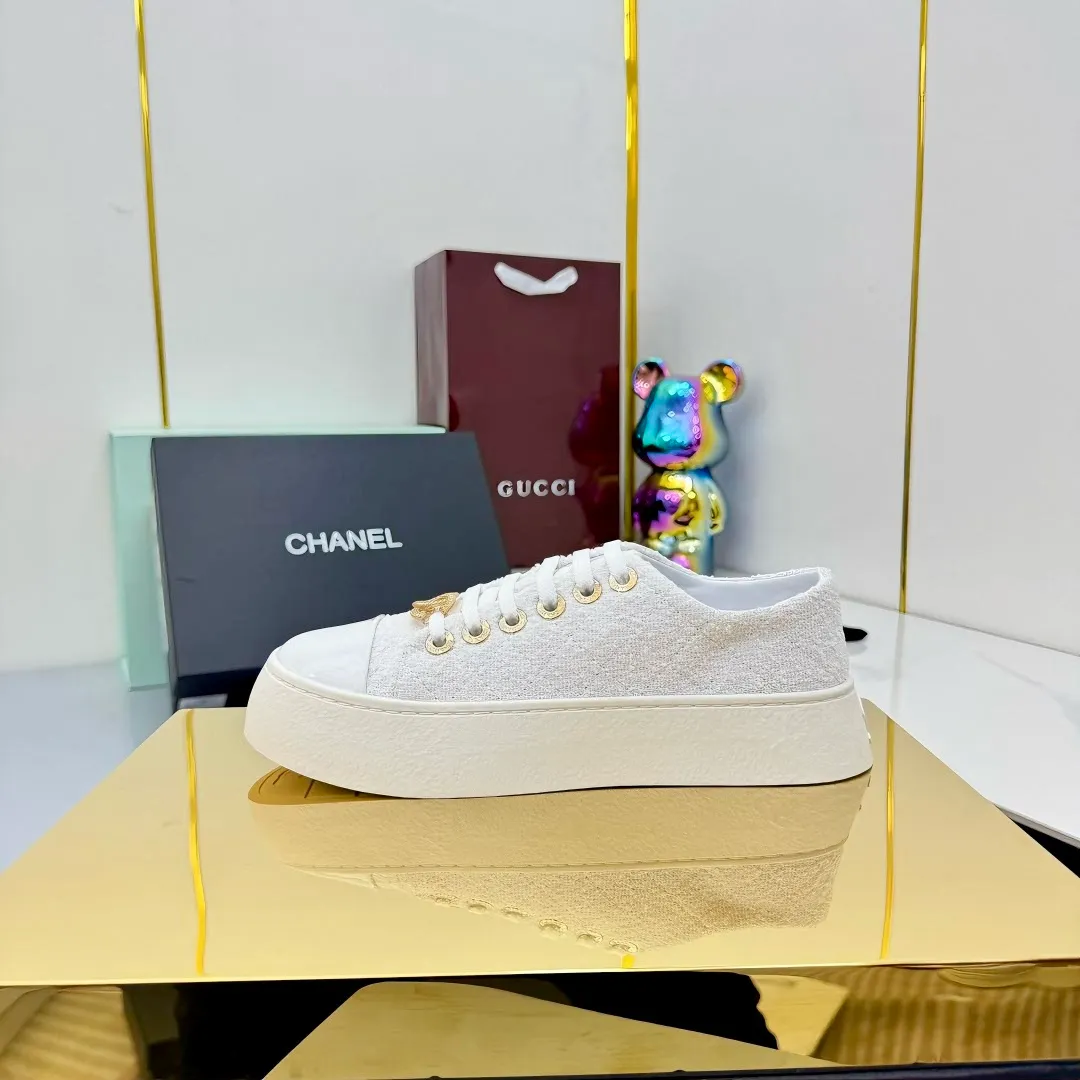 👟👟Ex-factory price 520👟👟 Top-quality cloth-covered version, original quality! ! ! Chanel Chanel - 2025 biscuit shoes, the top casual sports shoes in the counter, this classic design; the upper is electro-embroidered with a variety of craftsmanship; the outsole is fashionable and sporty; the extraordinary inclusion of a variety of color elements... The diversified mix and match is very good-looking and versatile, casual, fashionable, sports, and outdoor can be taken into account... ꫛꫀꪝ Go➫ Material: ❶Upper: Original first-layer cowhide ❷Inner: Sheepskin ❸Outsole is based on: Original TPU combination outsole. Full set of boutique packaging for women 35–40-41. Customized. Non-refundable. 👉